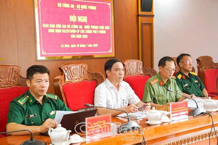 Đại diện lãnh đạo Công an tỉnh, Bộ Chỉ huy Quân sự tỉnh và Ban Chỉ huy Bộ đội Biên phòng tỉnh tham dự hội nghị.