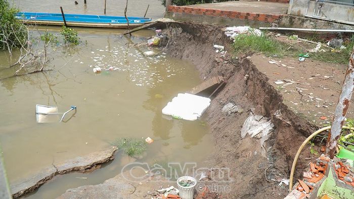 Các vết nứt lớn tiếp tục xuất hiện tại khu vực bờ sông Gành Hào, đe dọa trực tiếp đến sự an toàn của 4 hộ dân lân cận.