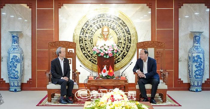  Ngài Ono Masuo, Tổng Lãnh sự Nhật Bản tại TP Hồ Chí Minh (bên trái), phát biểu tại buổi làm việc.