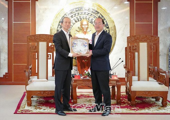 Ngài Ono Masuo trao quà lưu niệm đến lãnh đạo tỉnh Cà Mau.