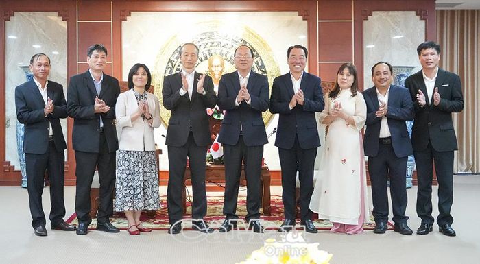  Đoàn công tác Tổng Lãnh sự quán Nhật Bản tại TP Hồ Chí Minh chụp ảnh lưu niệm với lãnh đạo tỉnh Cà Mau, cùng đại diện lãnh đạo các sở, ngành tỉnh.