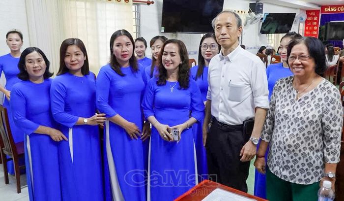 Tổng Lãnh sự Nhật Bản tại TP Hồ Chí Minh Ono Masuo chụp ảnh lưu niệm cùng giảng viên, giáo viên tham gia lớp tập huấn.
