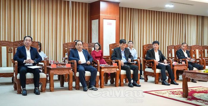 Chủ tịch UBND tỉnh Cà Mau Lữ Quang Ngời (bìa trái) bày tỏ mong muốn các doanh nghiệp Nhật Bản tiếp tục quan tâm, tìm hiểu môi trường đầu tư tại Cà Mau, nhất là trong các lĩnh vực chế biến thủy sản, năng lượng sạch, hạ tầng logistics, y tế, giáo dục và đào tạo nguồn nhân lực.