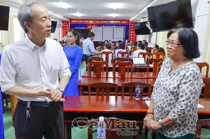 Tổng Lãnh sự Nhật Bản tại TP Hồ Chí Minh Ono Masuo trao đổi với giảng viên và giáo viên tham gia lớp tập huấn giáo dục hòa nhập tại Trường Tiểu học Ngô Bình An.