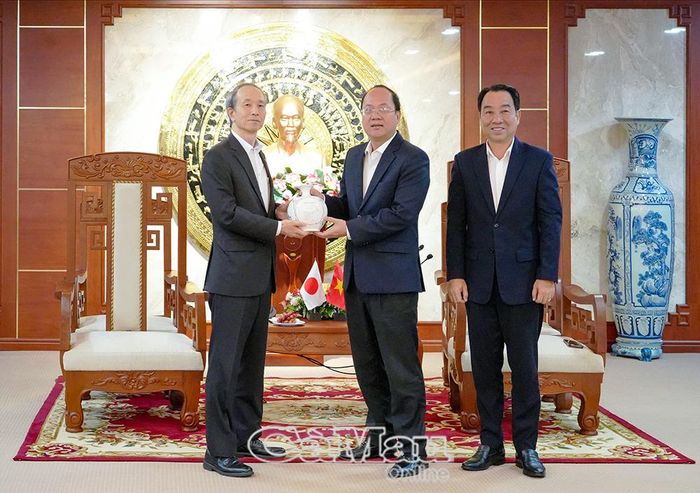  Bí thư Tỉnh ủy Nguyễn Hồ Hải cùng Chủ tịch UBND tỉnh Lữ Quang Ngời trao quà lưu niệm đến Ngài Ono Masuo.