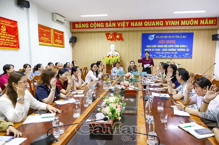  Đại biểu biểu quyết thống nhất thông qua các nội dung điều chỉnh, bổ sung Nghị quyết Đại hội đại biểu Phụ nữ tỉnh Cà Mau khóa I, nhiệm kỳ 2025-2030.