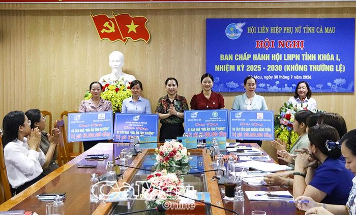 Chủ tịch Hội LHPN tỉnh Lê Thị Ngọc Linh trao bảng tượng trưng hỗ trợ xây dựng nhà "Mái ấm tình thương" và 1 cầu giao thông nông thôn cho Hội LHPN các xã, phường.