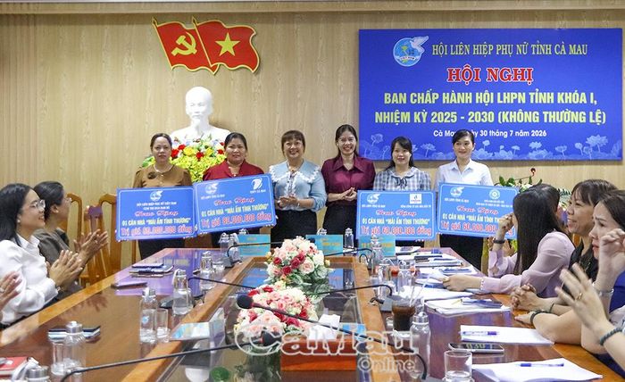 Phó Chủ tịch Thường trực Hội LHPN tỉnh Tô Thị Mỹ Thuận (bên phải) và Phó Chủ tịch Hội LHPN tỉnh Nguyễn Thị Ngọc Thúy trao bảng tượng trưng hỗ trợ xây dựng nhà "Mái ấm tình thương" cho Hội LHPN các xã, phường.