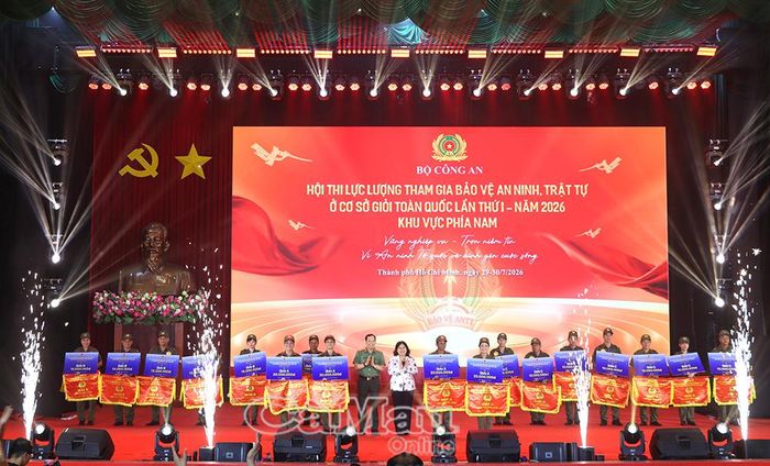 Thượng tướng Lê Văn Tuyến, Thứ trưởng Bộ Công an và bà Nguyễn Trường Nhật Phượng, Phó Chủ tịch HĐND Thành phố Hồ Chí Minh, trao giải A cho các đội tuyển xuất sắc tại hội thi.