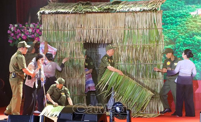 Phần thi Tài năng của đội thi Cà Mau tái hiện hình ảnh lực lượng tham gia bảo vệ ANTT ở cơ sở hỗ trợ người dân ứng phó mưa bão, dông lốc.