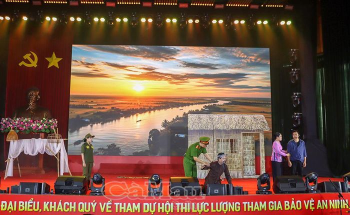Phần thi Xử lý tình huống của đội thi Cà Mau phản ánh thực trạng sử dụng xung kích điện để khai thác thủy sản trái phép và vai trò của lực lượng tham gia bảo vệ ANTT ở cơ sở trong xử lý vụ việc.