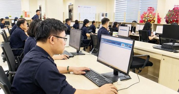 Cán bộ Hải quan khu vực III xử lý tờ khai theo mô hình thông quan tập trung. Ảnh: H.A