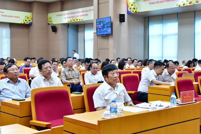 Ủy viên Ban Thường vụ Đảng ủy, Trưởng Ban Tổ chức Đảng ủy KTNN Đỗ Văn Tạo cùng các đại biểu dự Hội nghị tại điểm cầu Trụ sở KTNN. Ảnh: M. Thúy
