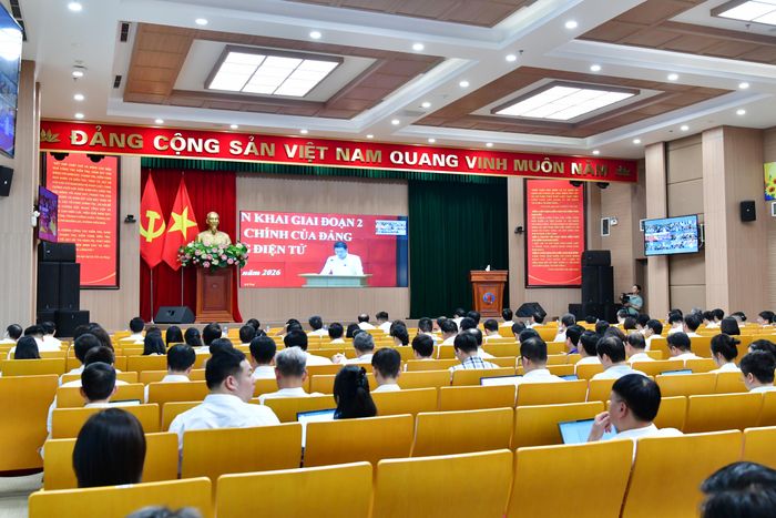 Đồng chí Phạm Thế Bính - Phó Cục trưởng Cục Chuyển đổi số - Cơ yếu (Văn phòng Trung ương Đảng) phát biểu khai mạc Hội nghị. Ảnh: M. Thúy