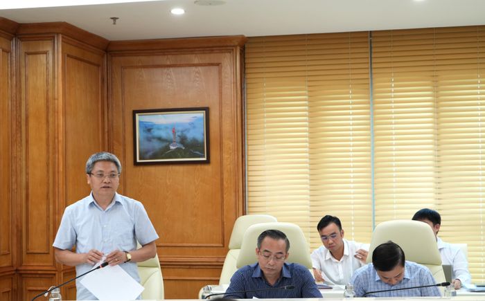 Vụ trưởng Vụ Tổng hợp Hoàng Văn Lương trình bày báo cáo tại cuộc họp