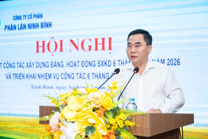 Ông Phùng Quang Trung. Phó Bí thư đảng ủy ,Tổng giám đốc công ty phát biểu tại hội nghị