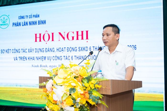 Ông Nguyễn Minh Đức - Quản đốc Phân xưởng lò cao trình bày tham luận tại hội nghị