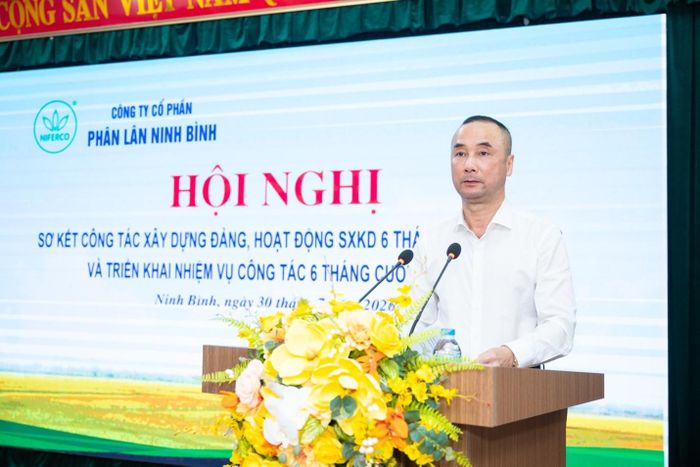 Ông Phạm Mạnh Ninh - Bí thư đảng ủy - Chủ tịch hội đồng quản trị phát biểu tại hội nghị