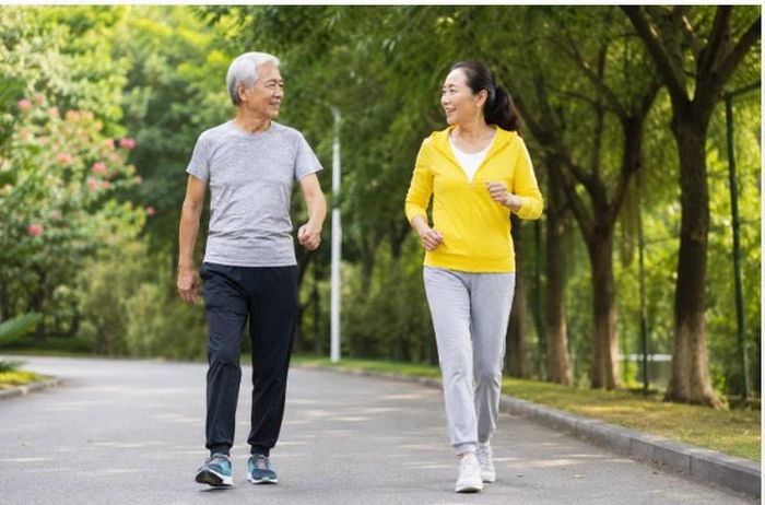 Đi bộ mỗi ngày là cách đơn giản giúp cải thiện sức khỏe và kéo dài tuổi thọ. Ảnh minh họa