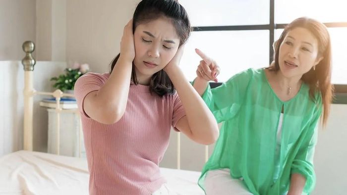 Để kéo gần khoảng cách với con, thay vì chỉ trích, cha mẹ hãy lắng nghe con nhiều hơn. Ảnh minh họa