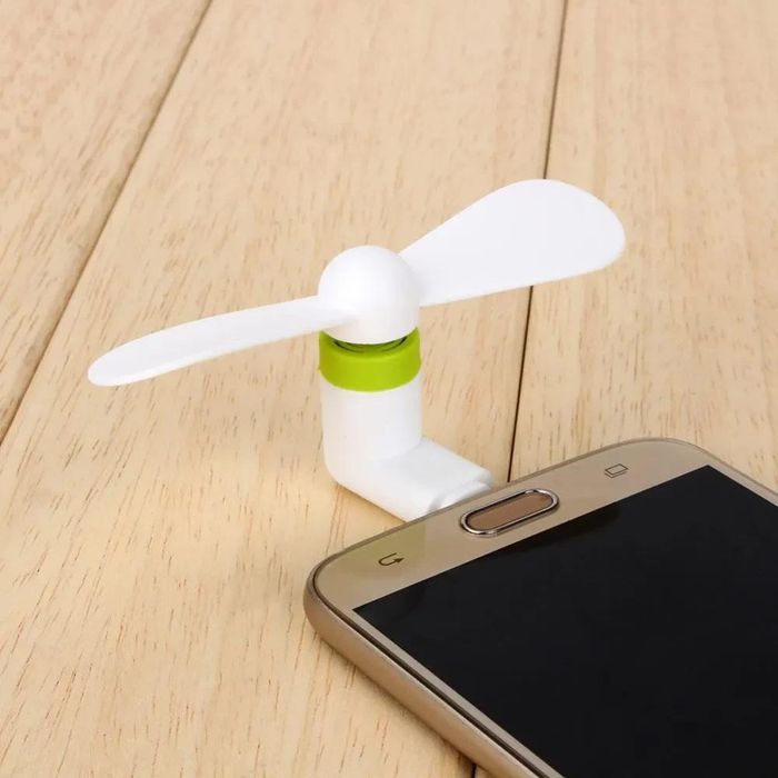 Quạt mini có thể gắn vào điện thoại. Ảnh minh họa.