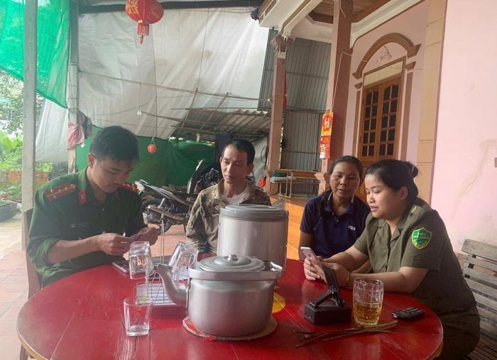 Nữ tổ trưởng an ninh cơ sở Đinh Thùy Dung thường xuyên bám sát cơ sở, giữ vững ANTT trên địa bàn. Ảnh: CACC.