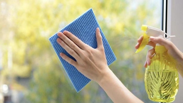 Bạn có thể tận dụng những nguyên liệu có săn trong bếp như chanh, giấm, baking soda để làm sạch kính. Ảnh minh họa