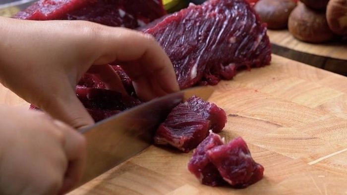Khi chọn thịt bò, bạn hãy quan sát thật kỹ và nên mua ở những cửa hàng uy tín để đảm bảo chất lượng. Ảnh minh họa