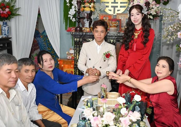 Gia đình, người thân đã quá quen với sự chênh lệch chiều cao của 2 bạn.