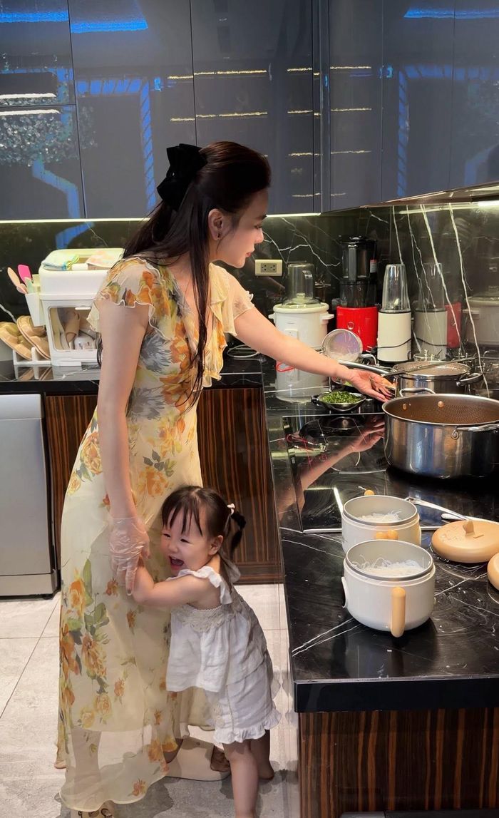 Phương Oanh trở lại màn ảnh sau thời gian vun vén tổ ấm. (Ảnh: FBNV)
