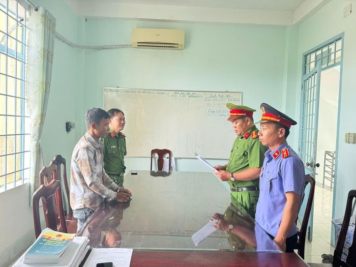 Bị can Danh Bá (áo sọc)