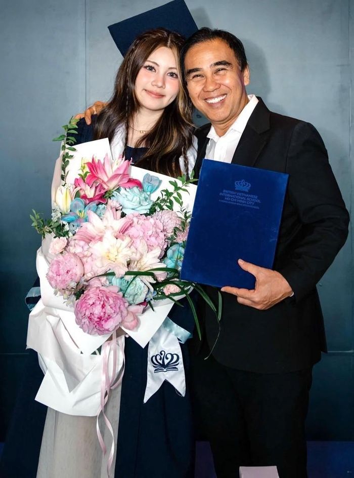 MC Quyền Linh xúc động khi con gái út đã tròn 18 tuổi. Ảnh: FBNV