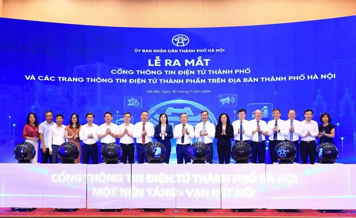 Chủ tịch UBND Thành phố cùng lãnh đạo ban, ngành tham dự lễ ra mắt cổng TTĐT thành phố và các trang thông tin điện tử thành phần trên địa bàn.