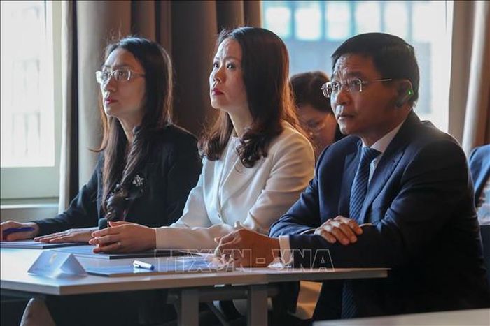 Phó Thủ tướng Chính phủ Nguyễn Văn Thắng cùng đoàn thăm và làm việc tại Quỹ đầu tư mạo hiểm Crypto Valley. Ảnh TTXVN
