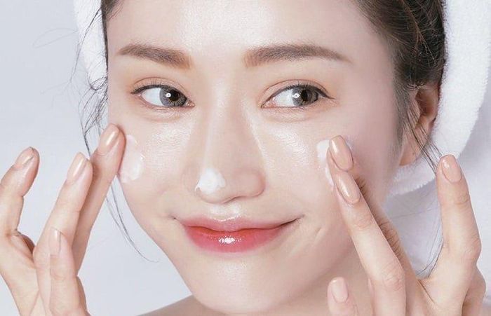Kem dưỡng giúp duy trì độ ẩm và củng cố hàng rào bảo vệ da mỗi ngày.
