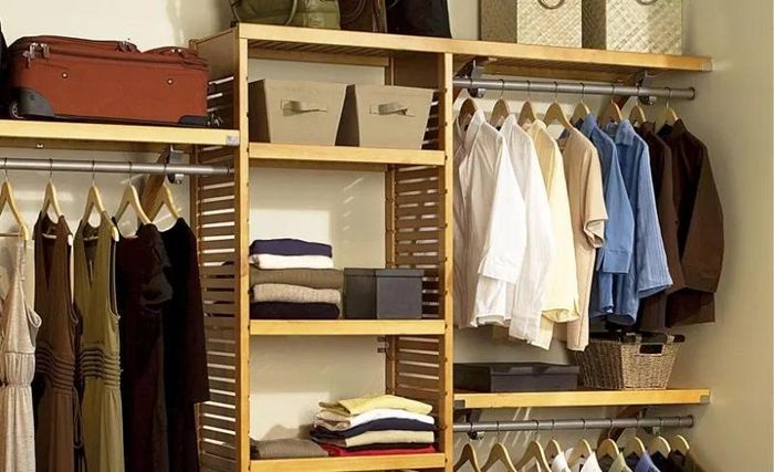 Sắp xếp tủ quần áo thông thoáng giúp giảm nguy cơ tích tụ hơi ẩm và mùi khó chịu.