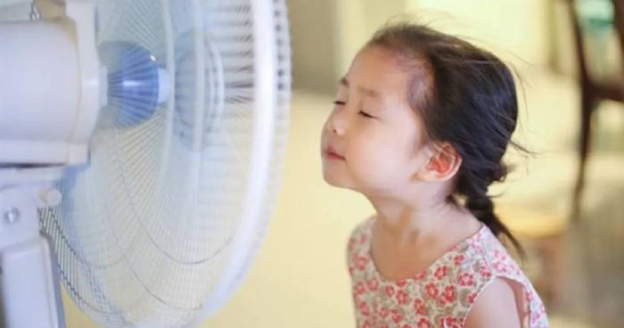 Không nên để quạt thổi trực tiếp vào người trẻ