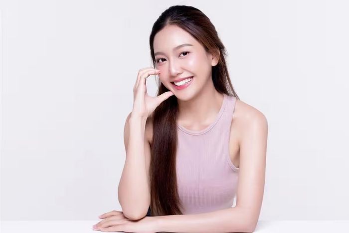 Những điểm sáng nhỏ này sẽ giúp gương mặt trông thanh thoát và có chiều sâu hơn