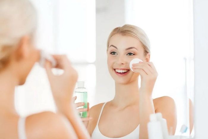 Nước muối sinh lý hỗ trợ làm sạch sau khi rửa mặt