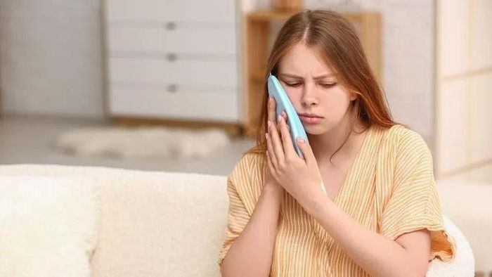 Chườm lạnh vùng má là một trong những cách giảm đau răng khôn