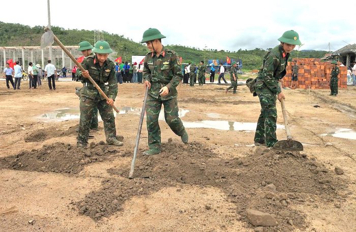 Cán bộ, chiến sĩ Bộ Chỉ huy Quân Sự tỉnh Gia Lai tham gia hỗ trợ trên các công trình
