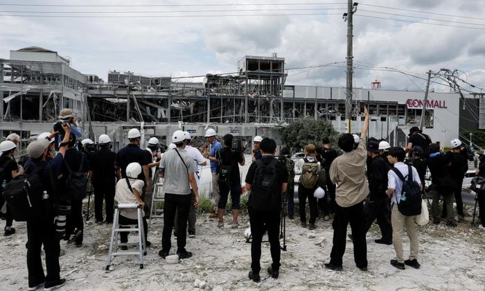 Bên ngoài trung tâm thương mại Aeon - nơi vụ việc xảy ra - Ảnh: Reuters