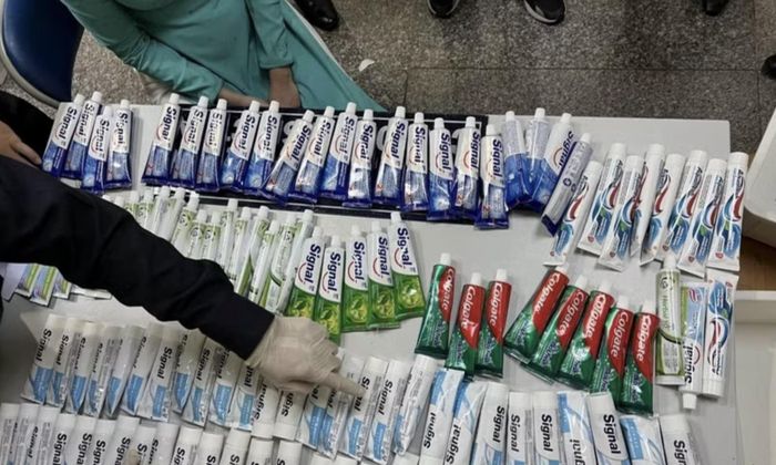 Lực lượng chức năng kiểm đếm lô hàng chứa chất ma túy được giấu trong những tuýp kem đánh răng bị thu giữ từ hành lý của 4 tiếp viên hàng không