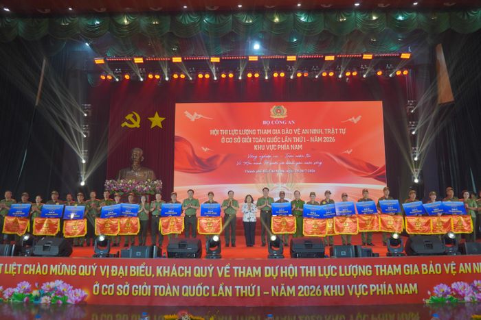 Các đại biểu và 17 đội tham dự Hội thi chụp ảnh lưu niệm. 