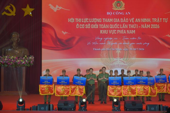  Trung tướng Mai Hoàng, Giám đốc Công an TP.HCM và Thiếu tướng Nguyễn Viết Giang, Trưởng ban Tổ chức hội thi, trao giải cho các đội xuất sắc đoạt giải B.