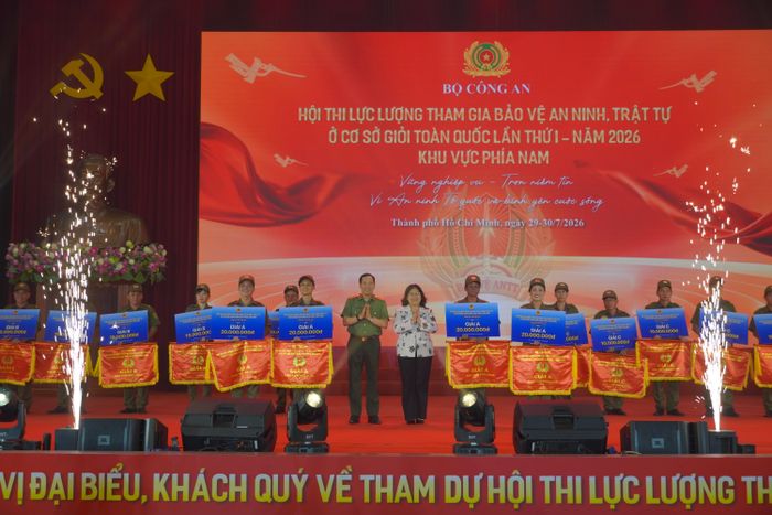  Thượng tướng Lê Văn Tuyến, Thứ trưởng Bộ Công an và bà Nguyễn Trường Nhật Phượng, Phó Chủ tịch HĐND TP.HCM trao giải A cho 4 đội xuất sắc nhất.