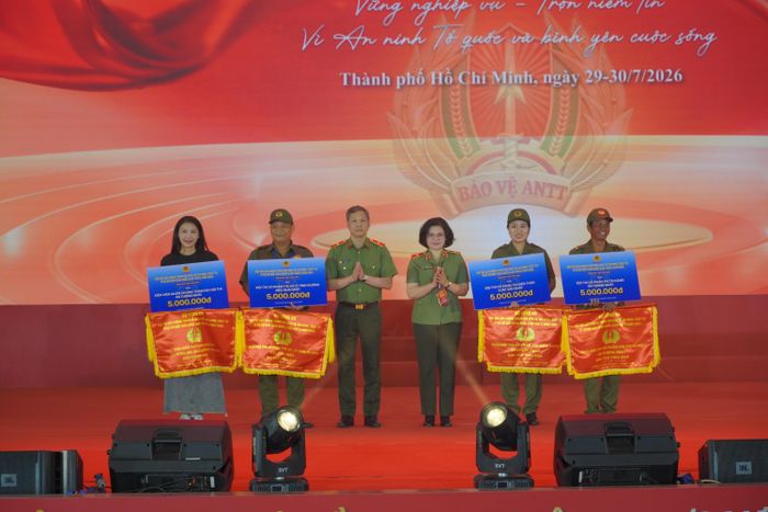 Thiếu tướng Ngô Hoài Thu, Phó Cục trưởng Cục Công tác chính trị (Bộ Công an) và Thiếu tướng Tạ Văn Đẹp, Phó Giám đốc Công an TP.HCM trao quà cho các cá nhân và tập thể xuất sắc. 