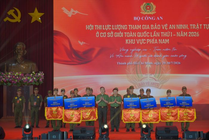 Thiếu tướng Tạ Văn Đẹp, Phó Giám đốc Công an TP.HCM và Đại tá Nguyễn Thanh Bình trao giải C cho các đội tham dự. 