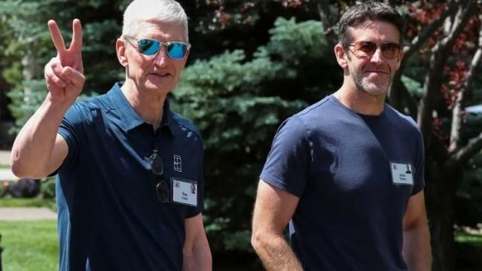 CEO Apple Tim Cook và người kế nhiệm John Ternus khi Apple chạm mốc vốn hóa 5.000 tỷ USD