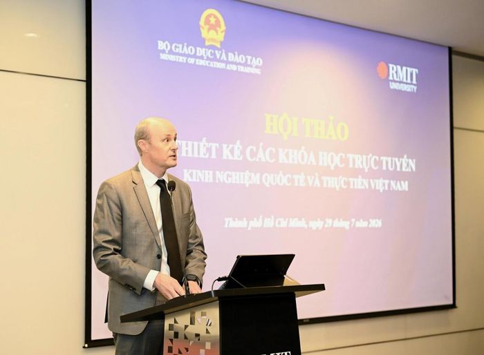 Giáo sư Scott Thompson-Whiteside, Tổng giám đốc Đại học RMIT Việt Nam phát biểu tại sự kiện.